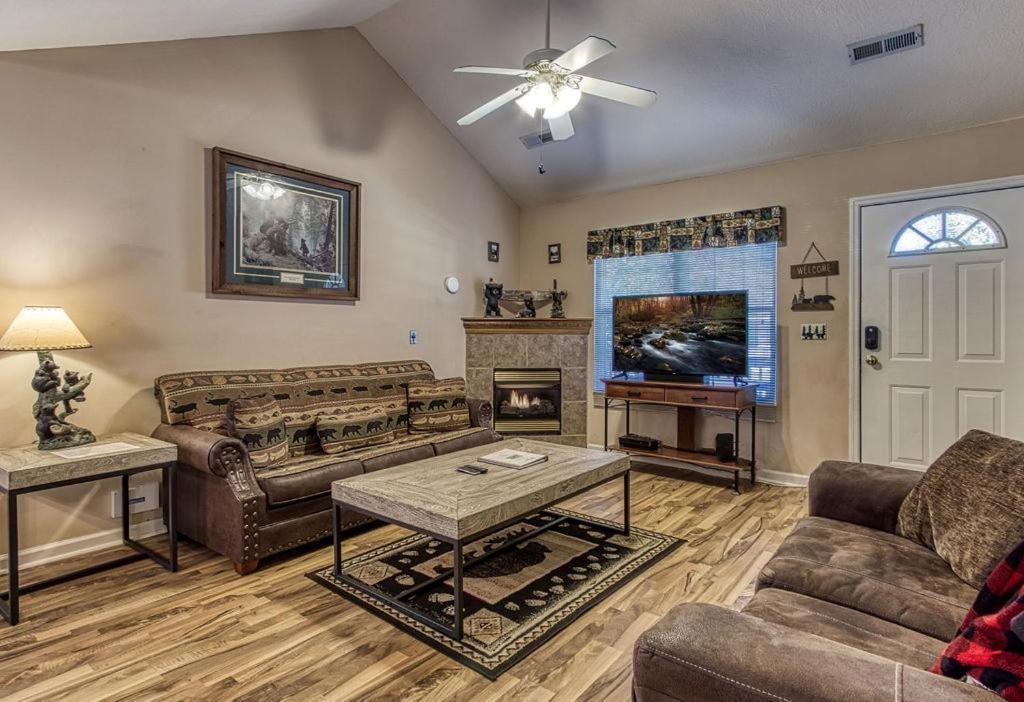 פיג'ן פורג' Rock Of Ages, Hot Tub, Game Room, Wifi, 1089 Free Tickets Each Paid Day, Dollywood And More מראה חיצוני תמונה