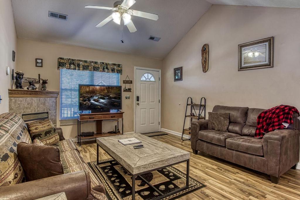 פיג'ן פורג' Rock Of Ages, Hot Tub, Game Room, Wifi, 1089 Free Tickets Each Paid Day, Dollywood And More מראה חיצוני תמונה